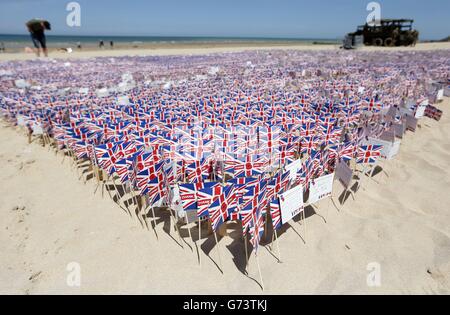 Im Rahmen der Feierlichkeiten zum 70. Jahrestag der D-Day-Kampagne wurden von der britischen Legion, Gold Beach, Asnelles, Normandie, Frankreich, Flaggen in den Sand gepflanzt. Stockfoto