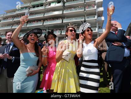 Pferderennen Sie - Investec Ladies Day 2014 - Epsom Downs Racecourse Stockfoto