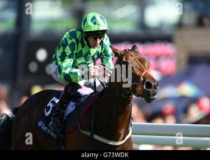 Pferderennen - Investec Ladies Day 2014 - Epsom Downs Racecourse. Das ist der Geist, der von Daniel Tudhope geritten wird, gewinnt die Investec Surrey Stakes während des Investec Ladies Day auf der Epsom Downs Racecourse in Surrey. Stockfoto