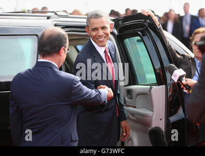 Präsident Barack Obama von den Vereinigten Staaten verabschiedet sich von Präsident Francois Hollande von Frankreich, als er in seinem Präsidentenfahrzeug bei einer internationalen Zeremonie mit Staatsoberhäuptern am Sword Beach in der Normandie zum 70. Jahrestag der Landung des D-Day einsteigt. DRÜCKEN Sie VERBANDSFOTO. Bilddatum: Freitag, 6. Juni 2014. Siehe PA Geschichte MEMORIAL DDay. Bildnachweis sollte lauten: Chris Jackson/PA Wire Stockfoto