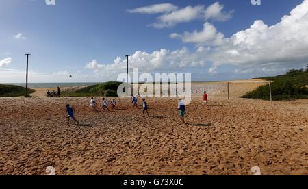 Bewohner spielen Fußball am Strand in Santa Cruz Cabralia in der Nähe von Porto Seguro, Brasilien, Mittwoch, 11. Juni 2014. Fußball-Fans auf der ganzen Welt sind rüstet sich für den World Cup Soccer Tournament zu sehen, der in Sao Paulo, Donnerstag startet. (AP Photo/Matthias Schrader) Stockfoto