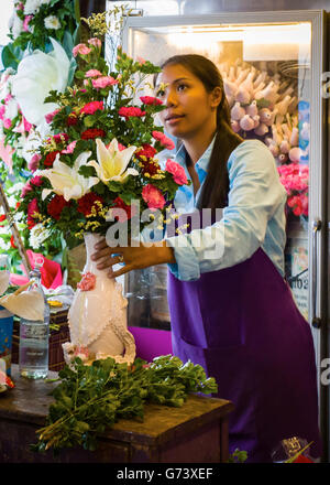 Markt-Floristen arrangieren einen Blumenstrauß, Thailand. Stockfoto