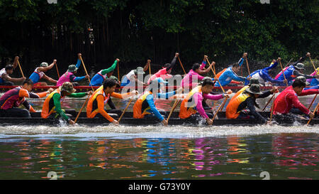 In der Longboat racing Festival teilnehmenden Mannschaften statt in der thailändischen Provinz Pathum Thani. Stockfoto