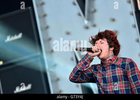 Download Festival 2014 - Tag Zwei - Donington Park. Oli Sykes von Bring Me The Horizon tritt am zweiten Tag des Download Festivals 2014 im Donington Park auf. Stockfoto