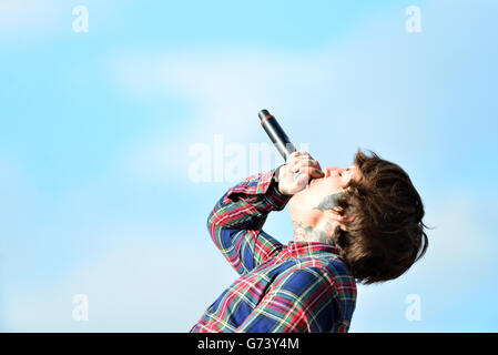 Download Festival 2014 - Tag Zwei - Donington Park. Oli Sykes von Bring Me The Horizon tritt am zweiten Tag des Download Festivals 2014 im Donington Park auf. Stockfoto