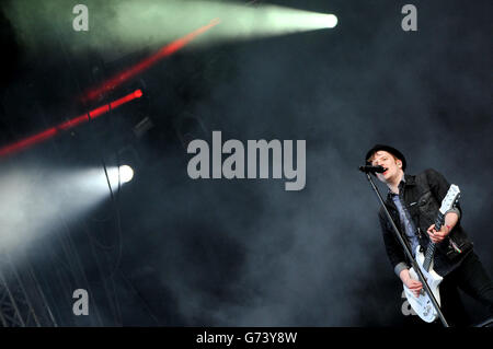 Patrick Stump von Fall Out Boy führt während des zweiten Tages des 2014 Download Festival im Donington Park. Stockfoto