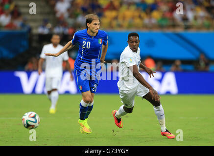 Der Engländer Danny Welbeck (rechts) und der Italiener Gabriel Paletta kämpfen während der FIFA-Weltmeisterschaft in der Arena da Amazonia, Manaus, Brasilien, um den Ball. DRÜCKEN SIE VERBANDSFOTO. Bilddatum: Samstag, 14. Juni 2014. Siehe PA Story SOCCER England. Das Foto sollte lauten: Nick Potts/PA Wire. Nur für redaktionelle Zwecke. Keine kommerzielle Nutzung. Keine Verwendung mit inoffiziellen Logos von Drittanbietern. Keine Bildbearbeitung. Keine Videoemulation Stockfoto