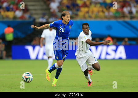 Der Engländer Danny Welbeck (rechts) und der Italiener Gabriel Paletta kämpfen während der FIFA Weltmeisterschaft in der Arena da Amazonia, Manaus, Brasilien, um den Ball. Stockfoto