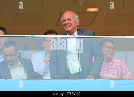 Fußball - FIFA Fußball-Weltmeisterschaft 2014 - Gruppe D - England gegen Italien - Arena da Amazonia. FA-Vorsitzender Greg Dyke auf der Tribüne während des Spiels der FIFA-Weltmeisterschaft, Gruppe D in der Arena da Amazonia, Manaus, Brasilien. Stockfoto