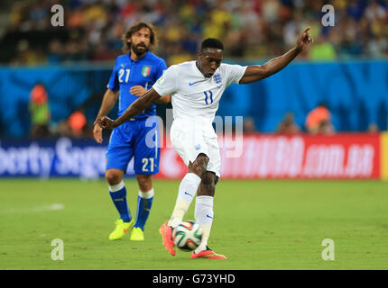 Fußball - FIFA Fußball-Weltmeisterschaft 2014 - Gruppe D - England gegen Italien - Arena da Amazonia. Der Engländer Danny Welbeck hat beim Spiel der FIFA-Weltmeisterschaft, Gruppe D, in der Arena da Amazonia, Manaus, Brasilien, einen Torschuss erhalten. Stockfoto