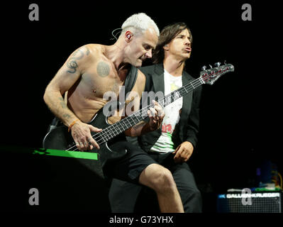 Floh und Anthony Kiedis von den Red Hot Chili Pepers treten auf der Hauptbühne auf, beim Isle of Wight Festival im Seaclose Park, Newport, Isle of Wight. Stockfoto