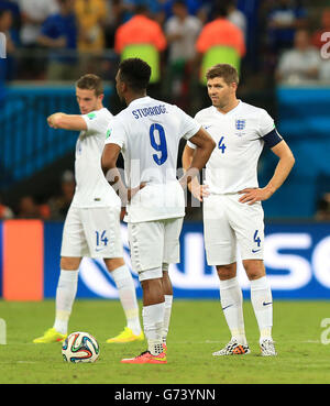 Der Engländer Daniel Sturridge und der Engländer Steven Gerrard warten darauf, das Spiel wieder aufzunehmen, nachdem der Italiener Mario Balotelli während des Spiels der FIFA-Weltmeisterschaft, Gruppe D, in der Arena da Amazonia, Manaus, Brasilien, das zweite Tor seiner Gruppe erzielt hat. DRÜCKEN SIE VERBANDSFOTO. Bilddatum: Samstag, 14. Juni 2014. Siehe PA Story SOCCER England. Bildnachweis sollte lauten: Mike Egerton/PA Wire. Nur für redaktionelle Zwecke. Keine kommerzielle Nutzung. Keine Verwendung mit inoffiziellen Logos von Drittanbietern. Keine Bildbearbeitung. Keine Videoemulation Stockfoto