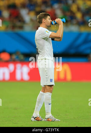 Fußball - FIFA Fußball-Weltmeisterschaft 2014 - Gruppe D - England gegen Italien - Arena da Amazonia. Der englische Kapitän Steven Gerrard hat sich während des Spiels der FIFA-Weltmeisterschaft der Gruppe D in der Arena da Amazonia, Manaus, Brasilien, niedergeschlagen. Stockfoto