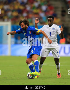 Der Engländer Danny Welbeck (rechts) und der Italiener Andrea Pirlo (links) kämpfen während des FIFA-WM-Spiels der Gruppe D in der Arena da Amazonia, Manaus, Brasilien, um den Ball. DRÜCKEN SIE VERBANDSFOTO. Bilddatum: Samstag, 14. Juni 2014. Siehe PA Story SOCCER England. Das Foto sollte lauten: Nick Potts/PA Wire. Nur für redaktionelle Zwecke. Keine kommerzielle Nutzung. Keine Verwendung mit inoffiziellen Logos von Drittanbietern. Keine Bildbearbeitung. Keine Videoemulation Stockfoto