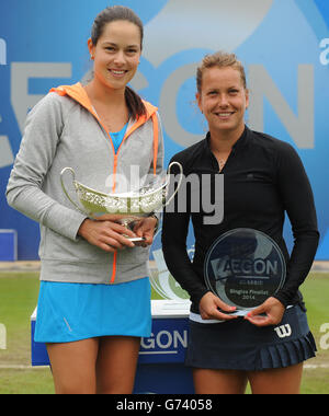 Die serbische Ana Ivanovic (links) mit der Maud Watson Trophy, nachdem sie das Finale gegen die tschechische Barbora Zahlavova Strycova (rechts) während des AEGON Classic im Edgbaston Priory Club, Birmingham, gewonnen hatte. Stockfoto