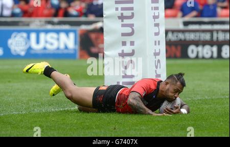 Salford Red Devils' Junior Sa'U geht für seinen dritten Versuch gegen Bradford Bulls, während der ersten Utility Super League Spiel im Salford City Stadium, Salford. Stockfoto