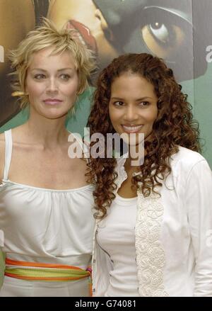 Schauspielerin Halle Berry (rechts) und Sharon Stone während einer Fotowand, um ihren neuesten Film Catwoman zu promoten, im Dorchester Hotel im Zentrum von London. Stockfoto