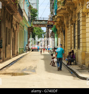 Straßenszene in La Habana Vieja, Alt-Havanna, Kuba Stockfoto