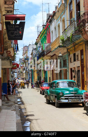 Straßenszene in La Habana Vieja, Alt-Havanna, Kuba Stockfoto