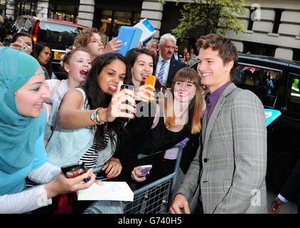 Ansel Elgort (rechts) bei einer Sondervorführung von The Fault in Our Stars im The May Fair Hotel, London. Stockfoto