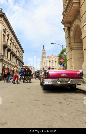 Havanna Straßenszene - rosa Cabrio Oldtimer und Touristen in Alt-Havanna, Kuba Stockfoto