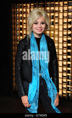 Nina Nesbitt bei einer Sondervorführung von The Fault in Our Stars im The May Fair Hotel, London. DRÜCKEN SIE VERBANDSFOTO. Bilddatum: Dienstag, 17. Juni 2014. Das Foto sollte lauten: Ian West/PA Wire Stockfoto