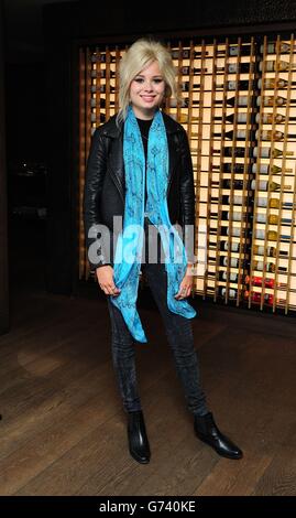 Nina Nesbitt bei einer Sondervorführung von The Fault in Our Stars im The May Fair Hotel, London. Stockfoto