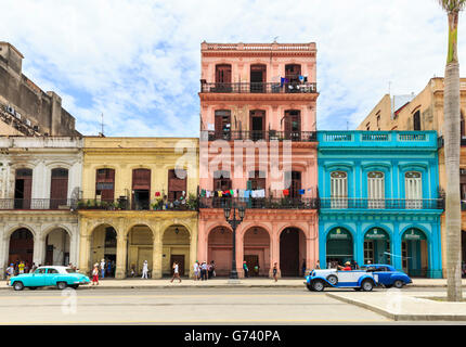 Havanna Straßenszene - Oldtimer und bunten Häusern in Paseo de Marti, Alt-Havanna, Kuba Stockfoto