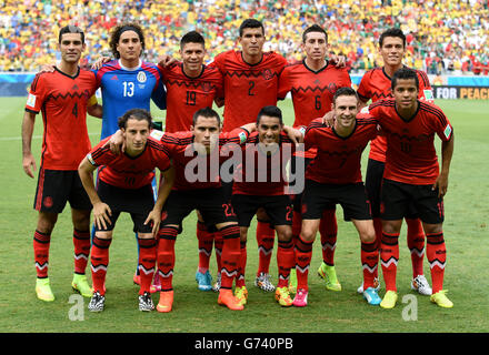 Mexikos (hintere Reihe, links-rechts) Rafael Marquez, Guillermo Ochoa, Oribe Peralta, Francisco Javier Rodriguez, Hector Herrera, Hector Moreno (vordere Reihe links-rechts) Andres Guardado, Paul Aguilar, Jose Juan Vazquez, Miguel Layun und Giovani dos Santos stehen für ein Teamfoto an Stockfoto