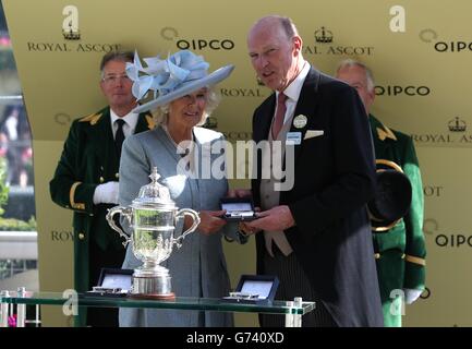 Camilla, die Herzogin von Cornwall, überreicht den Gewinner der St James's Palace Stakes an Trainer John Gosden am ersten Tag des Royal Ascot Meeting 2014 auf der Ascot Racecourse, Berkshire. Stockfoto