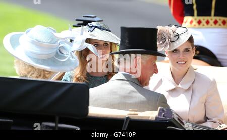 Prinzessin Eugenie (rechts) und Beatrice (links) am ersten Tag des Royal Ascot Meetings 2014 auf der Ascot Racecourse, Berkshire. Stockfoto