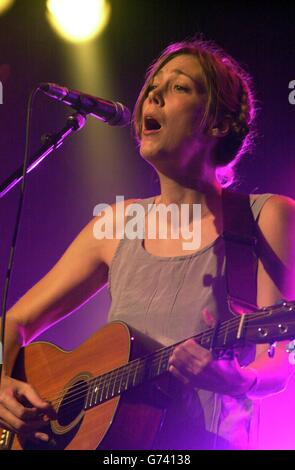 Das 40. Cambridge Folk Festival. Die Sängerin Beth Orton tritt auf der Bühne des 40. Cambridge Folk Festivals auf. Stockfoto