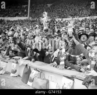 West Bromwich / Everton. West Bromwich Albion Fans beim FA Cup Finale zwischen West Bromwich und Everton. West Brom gewann in der Extrazeit. Stockfoto