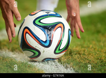 Fußball - FIFA Fußball-Weltmeisterschaft 2014 - Gruppe H - Russland gegen Südkorea - Arena Pantanal. Eine allgemeine Ansicht der offiziellen Fußball-Weltmeisterschaft, die Brazuca ist für eine Ecke platziert Stockfoto