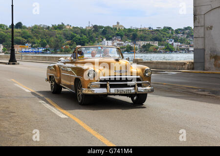 1950er Chevrolet Cabrio American Classic Car goldfarbenem Taxi fahren auf dem Malecon in Havanna, Kuba Stockfoto