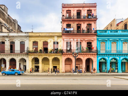 Havanna Straßenszene - Oldtimer und bunt bemalten Häusern in Paseo de Marti, Alt-Havanna, Kuba Stockfoto