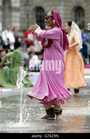 Ein Mitglied von Akademi South Asian Dance UK in the Fountains at Somerset House on the Strand, Central London, in 'Waterscapes', einer speziell in Auftrag gegebenen Ausstellung von Kathak-Tänzen - und inspiriert vom Himmel auf Erden: Kunst aus islamischen Ländern, die derzeit in den Heritage Rooms zu sehen ist. Stockfoto