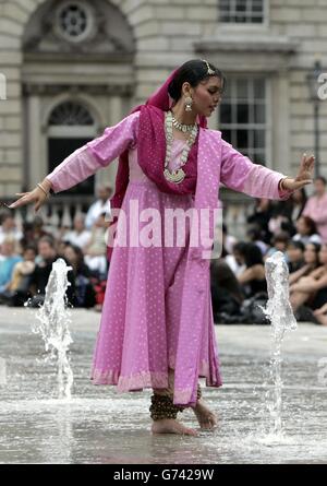 Ein Mitglied von Akademi South Asian Dance UK in the Fountains at Somerset House on the Strand, Central London, in 'Waterscapes', einer speziell in Auftrag gegebenen Ausstellung von Kathak-Tänzen - und inspiriert vom Himmel auf Erden: Kunst aus islamischen Ländern, die derzeit in den Heritage Rooms zu sehen ist. Stockfoto