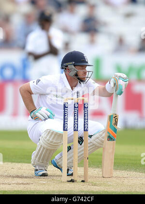 Der Engländer Ian Bell reagiert, nachdem er am zweiten Tag des zweiten Investec-Testmatches in Headingley, Leeds, mit einer Lieferung gegen Sri Lanka getroffen wurde. Stockfoto