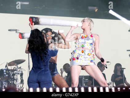 Miley Cyrus tritt während des Summertime Ball von Capital FM im Wembley Stadium, London, auf. Stockfoto