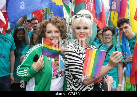 Jennifer Saunders (Mitte links) und Joanna Lumley (Mitte rechts) posieren in Charakter zusammen mit Darsteller vor der absolut fabelhaft/Stolli (Wodka) stolz in London Float, near to the Langham Hotel, London. Stockfoto