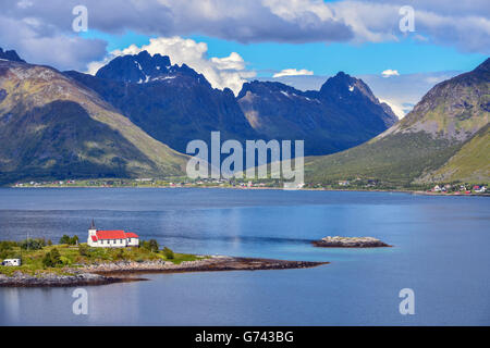 Weiss rot gedeckte Kirche mit Fjord und Berge, Lofoten, Arktis Norwegen Stockfoto