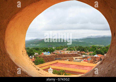 Blick über koloniale Trinidad Dächer und die Berge im Hintergrund, vom Glockenturm in der historischen Stadt von Trinidad, Kuba Stockfoto