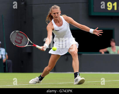 Die britische Samantha Murray im Einsatz gegen die russische Maria Sharapova am zweiten Tag der Wimbledon Championships beim All England Lawn Tennis und Croquet Club in Wimbledon. Stockfoto