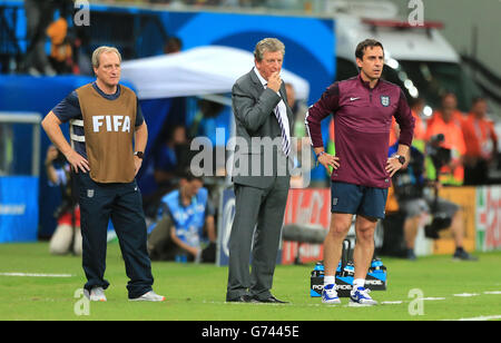 England-Manager Roy Hodgson (Mitte) steht mit Trainer Gary Neville (rechts) und Assistent Ray Lewington während des FIFA World Cup, Gruppe D-Spiels in der Arena da Amazonia, Manaus, Brasilien, auf der Touchline. Stockfoto