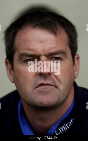 Chelsea-Trainer Steve Clarke beobachtet seine Seite in Aktion im Kassam Stadium, Oxford während eines Vorsaison-Freunds gegen Oxford United. Stockfoto