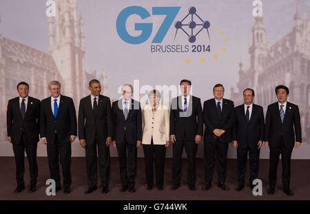 G7-Führer posieren für ein Familienfoto von (links - rechts) dem italienischen Premierminister Matteo Renzi, dem kanadischen Premierminister Stephen Harper, US-Präsident Barack Obama, dem Präsidenten des Europäischen Rates, Herman Van Rompuy, Bundeskanzlerin Angela Merkel, dem britischen Premierminister David Cameron, dem EU-Kommissionspräsidenten Jose Manuel Barosso, Der französische Präsident Francois Hollande und der japanische Premierminister Shinzo Abe während des G7-Gipfels am EU-Hauptsitz in Brüssel, Belgien. Stockfoto