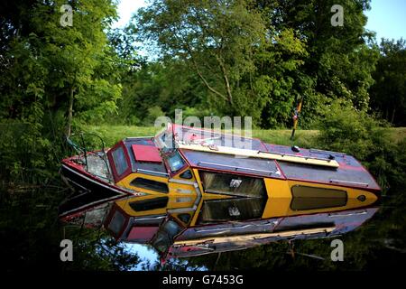 Kenterte Boot in Irland. Eine allgemeine Ansicht eines kentergroßen Bootes auf dem Canal Grande, westlich von Tullamore, Co. Offaly. Stockfoto