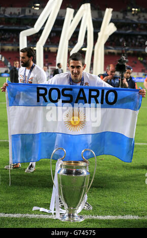 Fußball - UEFA Champions League - Finale - Real Madrid / Atletico Madrid - Estadio Da Luz. Angel di Maria von Real Madrid hält eine argentinische Nationalflagge hoch, als er mit der Champions League Trophy feiert Stockfoto