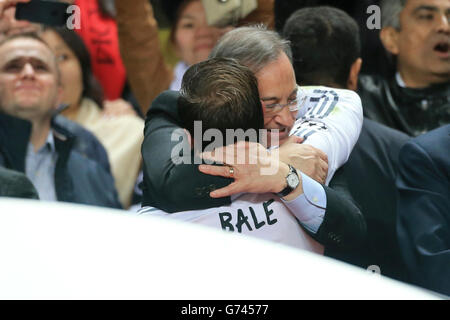 Fußball - UEFA Champions League - Finale - Real Madrid / Atletico Madrid - Estadio Da Luz. Real Madrid Präsident Florentino Perez umarmt Gareth Bale, bevor das Team die Champions League Trophy einsammelt Stockfoto